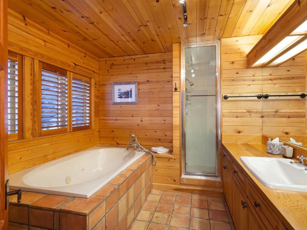 Beautiful 5 Bedroom Log Home With Spectacular Views ウィスラー エクステリア 写真